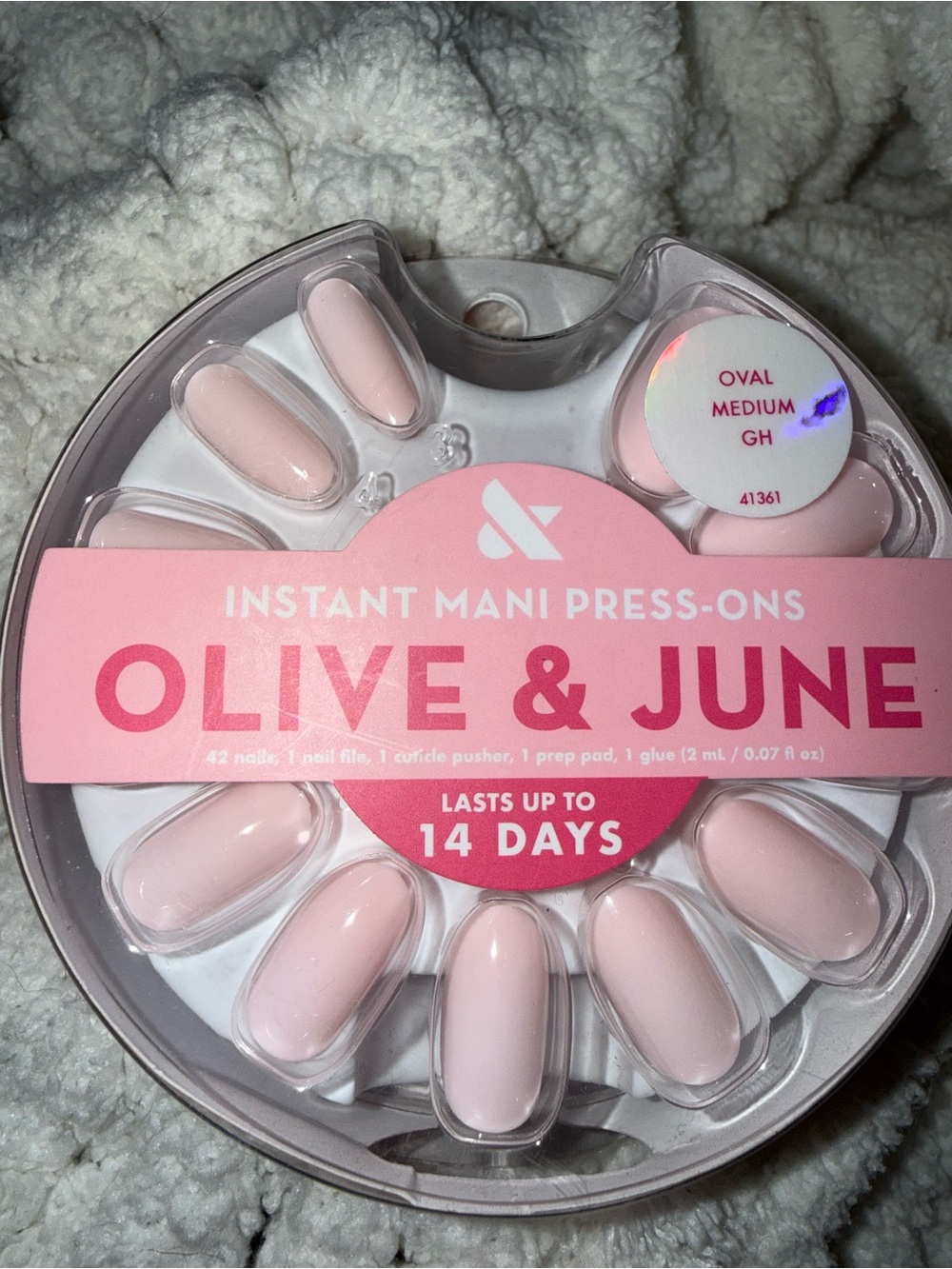 Olive & June Press-On Nails — Oval Medium in Soft Pink